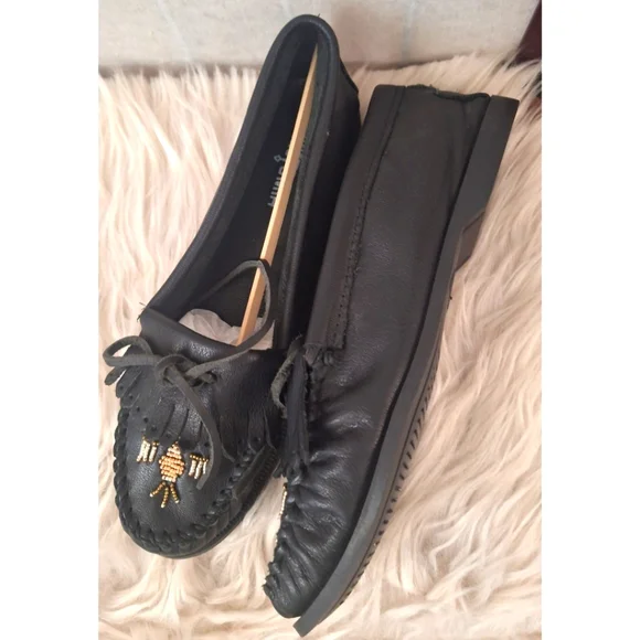 Minnetonka | Black Leather Tribal Beaded Bow Moccasin Shoe - Picture 3 of 14